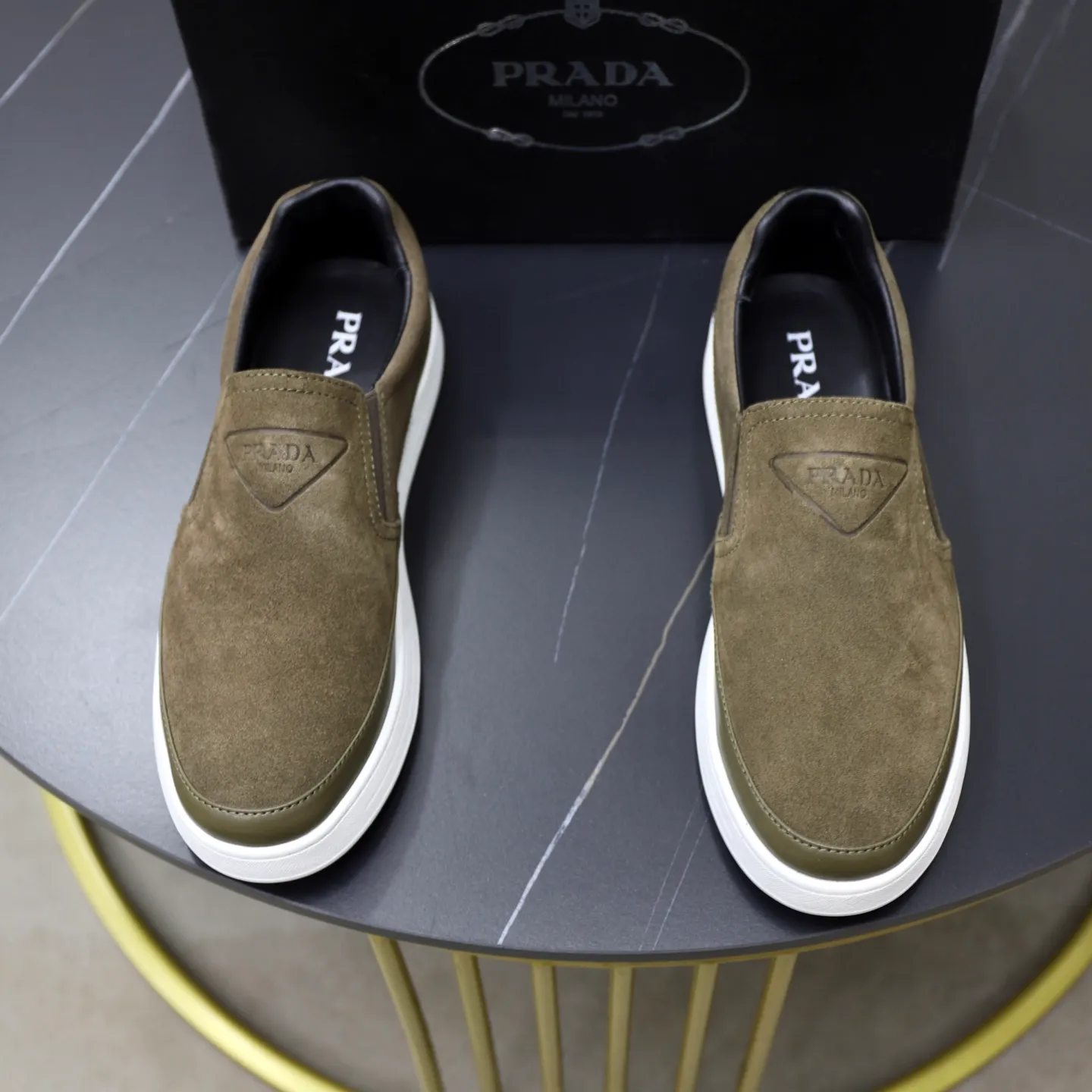 Ex-factory price: 420💰🙅‍♂️🙅‍♂️🙅‍♂️ Brand: PRADA Standard code: 38-44 (45 customized) Grade: Same as the official website Material: Original leather splicing, comfortable and breathable lining, original wear-resistant outsole Style category: Men's fashionable casual shoes, running shoes, noble luxury brand elements, top luxury Color: actual picture color
